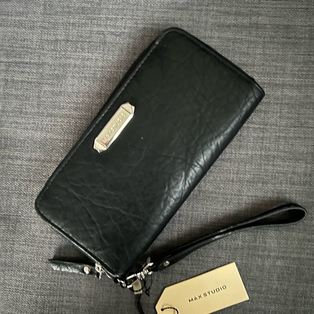 NWT MAX STUDIO ZIP AROUND WRISTLET WALLET